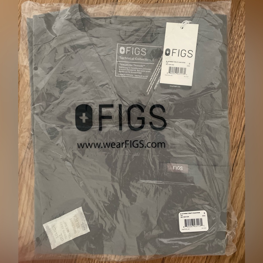FIGS Scrub Top in Gray new